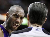 Kobe Bryant z LA Lakers v debat s rozhodm Kenem Mauerem. 