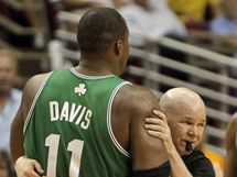 Glen Davis z Bostonu Celtics pad po neastnm deru loktem od Dwighta Howarda z Orlanda Magic. Zachytit se ho sna rozhod Joe Crawford.