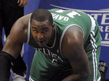 Glen Davis z Bostonu Celtics na palubovce po neastnm deru loktem od Dwighta Howarda z Orlanda Magic.