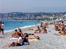 Hlavní pláž pod Promenade des Anglais v Nice