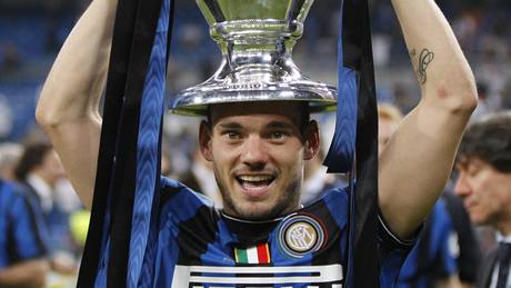 Wesley Sneijder s trofejí pro vít�ze Ligy mistr�