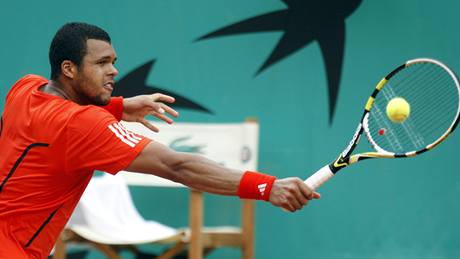 JSEM DOMA, NEBO NE? Jo-Wilfried Tsonga se na Roland Garros rozhodn necítí jako na domácím turnaji.