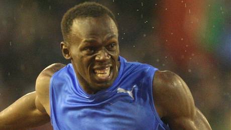 Usain Bolt po vítzství v závod na 300 metru na ostravském mítinku Zlatá tretra.