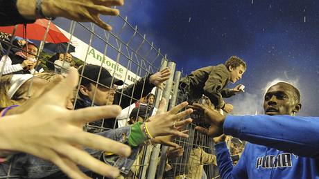 OCHOTNÁ SUPERSTAR. Usain Bolt zdraví fanouky na mítinku Zlatá tretra v Ostrav.