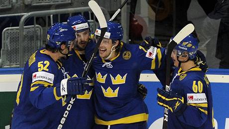 Hokejisté Švédska se radují z gólu ve čtvrtfinále proti Dánsku.