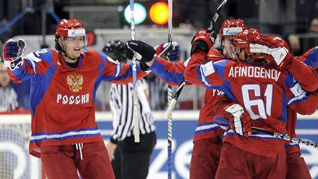 RASÍJA, RASÍJA! Hokejisté Ruska slaví gól ve č tvrtfinále proti Kanadě.