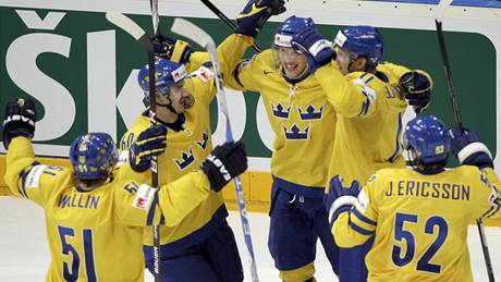 GÓL! Švédští hokejisté se radují z rozhodující branky v utkání o třetí místo proti Německu.