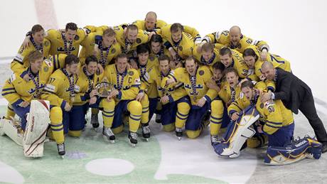 BRONZ. Hokejisté Švédska slaví bronzové medaile po výhře nad Něměckem.