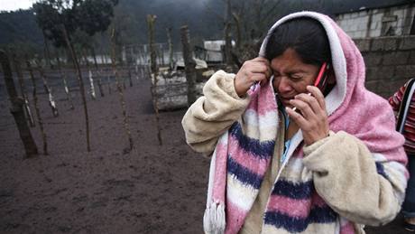 ena z guatemalské vesnice Calderas, kterou poniil výbuch nedaleké sopky Pacaya (28. kvtna 2010)