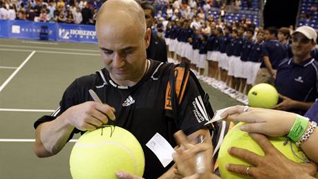 Andre Agassi rozdává autogramy po exhibici v San Juanu (2010)