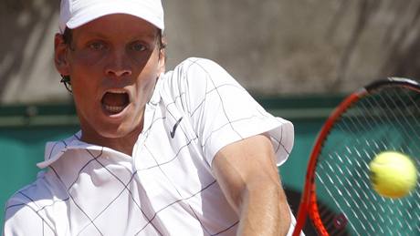 Tomá Berdych bojuje v prvním kole Roland Garros proti Chilanu Aguilerovi.