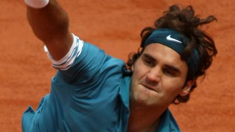 Roger Federer v souboji s Kolumbijcem Fallou ve 2. kole Roland Garros