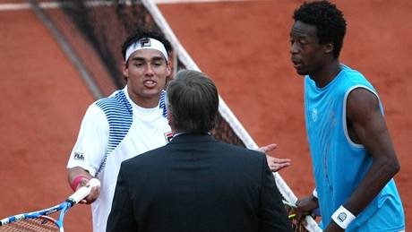 HRÁT I NEHRÁT? Fabio Fognini (vlevo) a Gael Monfils diskutují s hlavním rozhodím, zda pokraovat v zápase 2. kola Roland Garros