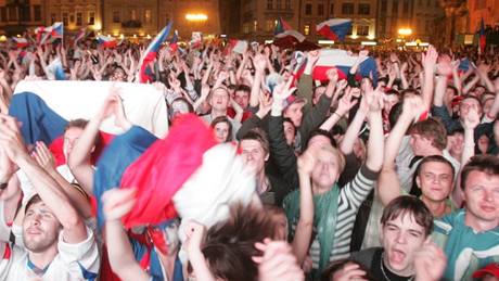 Na Starom�stském nám�stí fandily tisíce fanou�k�.