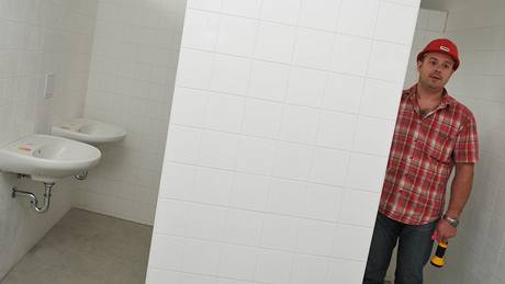 V brnnské hale Rondo budou divákm do nové sezony HC Komety Brno slouit velkorysé a vtí toalety (26. kvten 2010)