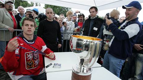 Petr Hubáek pivezl na Brnnskou pehradu ped soutním ohostrojem festivalu Ignis Brunensis zlatou medaili i pohár mistr svta v ledním hokeji
