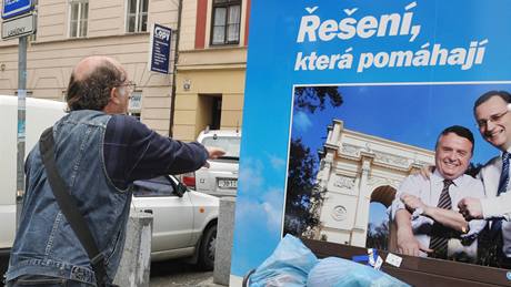 Alois Janák zaúto�il na volební stánek ODS v Brn� syrovými vají�ky. V �ervenci roku 2008 zase polepil sídlo brn�nské ODS svými plakáty