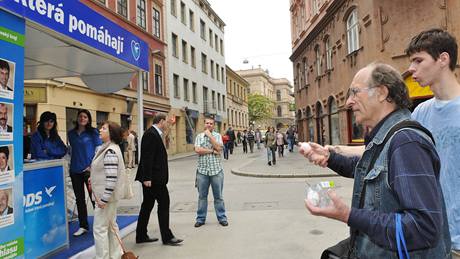 Alois Janák zaútoil na volební stánek ODS v Brn syrovými vajíky. V ervenci roku 2008 zase polepil sídlo brnnské ODS svými plakáty