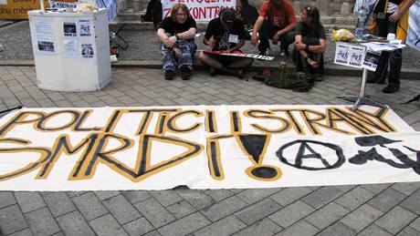 Anarchisté na nám�stí Svobody uspo�ádali "antivolební akci", protestovali také proti zákazu hudební produkce v metropoli ji�ní Moravy