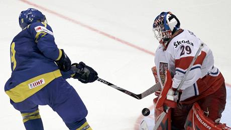 �eský branká� Tomá� Vokoun kryje poslední �védský nájezd, nep�ekonal ho Tony...