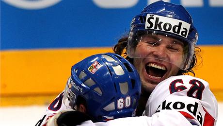 Jaromír Jágr se se spoluhrá�i raduje z postupu do finále mistrovství sv�ta