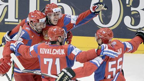 Hokejisté Ruska oslavují branku v německé síti. Semifinále zvládli a zahrají si o zlato s českým týmem.