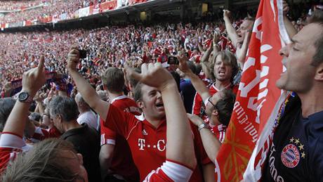Fanouci Bayernu Mnichov v ochozech stadionu Santiago Bernabeu ped výkopem finále Ligy mistr