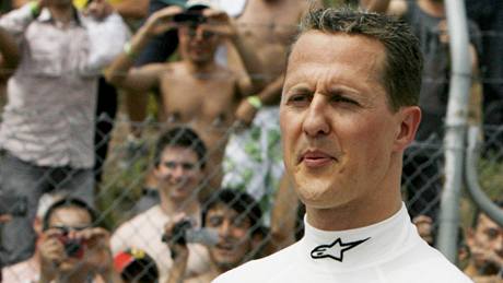 Michael Schumacher poté, co v kvalifikaci se svým mercedesem vylétl z trat