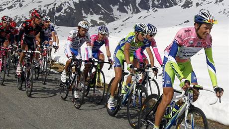 Ivan Basso v růžovém dresu pro vedoucího jezdce Gira