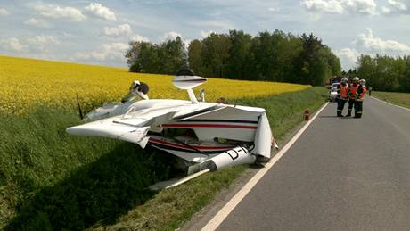 U Hostoun� havaroval ultralight. Pilot vyvázl bez zran�ní, pasa�ér m�l poran�nou hlavu.  (24. kv�tna 2010)