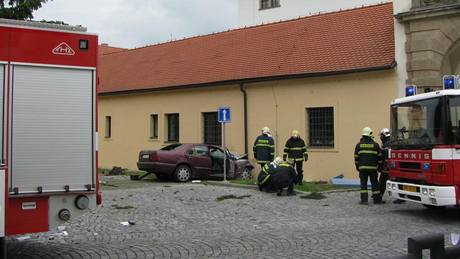 idi nezvládl zatáku a narazil do zdi zámku v Uherském Ostrohu. (27. kvtna 2010)
