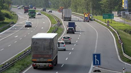 Opravený úsek. editelství silnic a dálnic nechalo opravit ást cesty do Ostravy, která poniená nebyla. (25. kvtna 2010)
