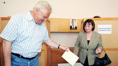 Pedseda SPOZ Milo Zeman s manelkou Ivanou odevzdali své volební hlasy v Ústí nad Labem. (28. kvtna 2010)