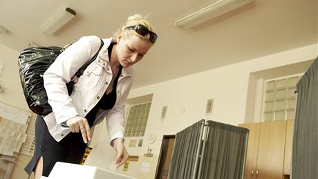 Lidé odevzdávají své hlasy ve volebních místnostech na sportovním gymnáziu v pra�ských Vr�ovicích. (28. kv�tna 2010)