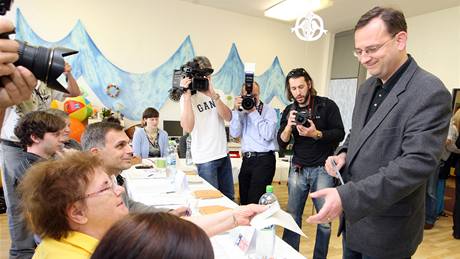 Pedseda ODS Petr Neas odvolil v Ronov pod Radhotm za velkého zájmu médií. (28. kvtna 2010)