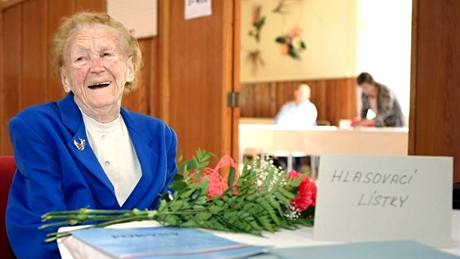 Nejstarí obanka R Juliana Vaíková (107 let) pila k volbám v Pruánkách na Hodonínsku v doprovodu své dcery Dagmar.. (29. kvtna 2010)
