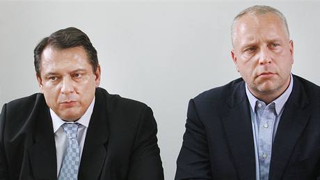 Ji�í Paroubek a Petr Benda p�i tiskové konferenci �SSD v Ústí nad Labem. (29. kv�tna 2010)