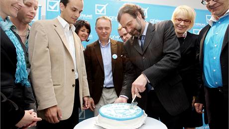 P�edseda V�cí ve�ejných Radek John slaví ve volebním �tábu strany v Praze. (29. kv�tna 2010)