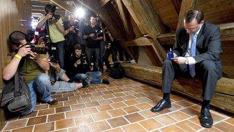 P�edseda ODS Petr Ne�as si v mobiln�m telefonu �te blahop�ejn� textov� zpr�vy. (29. kv�tna 2010)