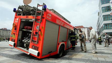 Na Masarykov námstí v centru Ostravy se propadlo hasiské auto