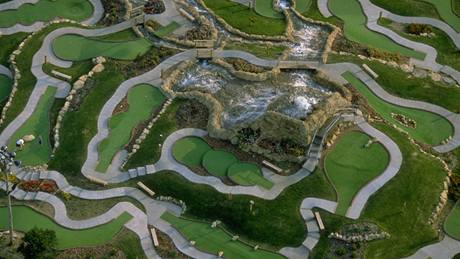 Hit pro miniaturní golf ve Wisconsin Dells.