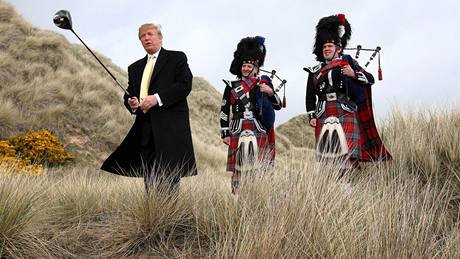 Americký magnát Donald Trump odpaluje golfový míček v Menie Estate u skotského Aberdeenu na místě, kde hodlá postavit luxusní golfový areál.