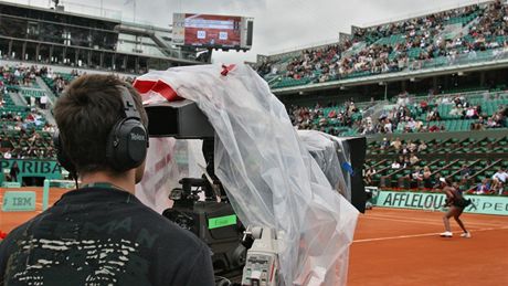 Roland Garros - kameraman obsluhuje sestavu kamer pro snímání ve 3D bhem zápasu Venus Wiliamsová / Arantxa Parra Santonja.