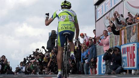 Ivan Basso a jeho vítězné gesto na Giru