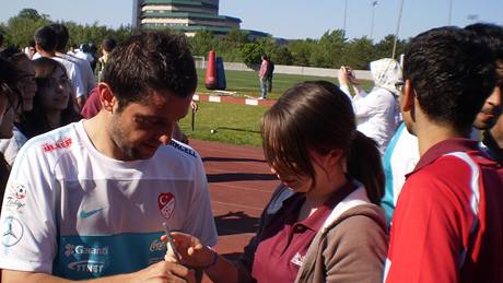 Nihat Kahveci se po tréninku v areálu Univerzity Montclaire podepisuje fanoukm.
