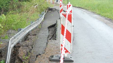 Sesuvem pdy pokozená komunikace v ulici Podlesí v karvinské ásti Ráj.