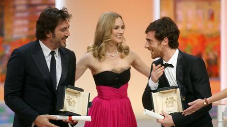 herci Javier Bardem a Elio Germano pebírají ceny na festivalu v Cannes 2010 (mezi nimi hereka Diane Krugerová)