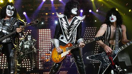 Gene Simmons svými výroky pipravil kapelu Kiss o monost zahrát si na výroním koncertu pro Michaela Jacksona.