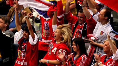 M�J MILÝ NOSÍ �ÍSLO 68. Inna Puhajková a jasný vzkaz: dres, v n�m� fandí, odkazuje na p�ítele Jaromíra Jágra.