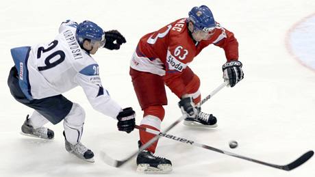 Fin  Lauri Korpikoski (vlevo) se sna�í zastavit pr�nik �eského hokejisty Ond�eje N�mce.